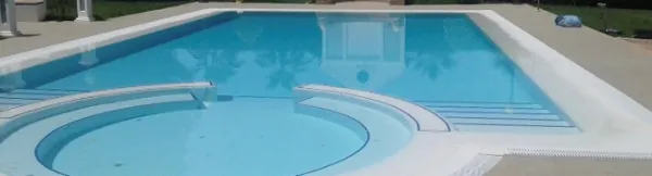 Piscina con azulejos efecto monocolor en tonos fríos, colección Genuine de Squamers