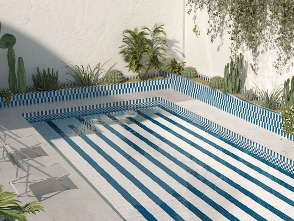 Piscina con azulejos efecto monocolor en tonos fríos, colección Glint de Harmony