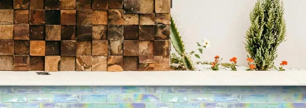 Piscina con azulejos efecto monocolor en tonos fríos, colección Iris de Mayolica