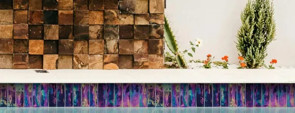 Piscina con azulejos efecto monocolor en tonos fríos, colección Iris de Mayolica
