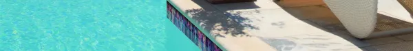 Piscina con azulejos efecto monocolor en tonos fríos, colección Iris de Mayolica