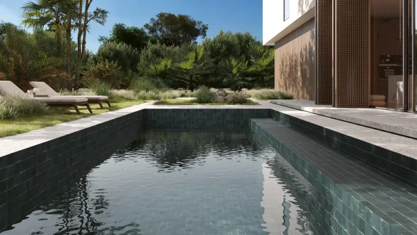 Piscina con azulejos efecto monocolor en tonos fríos, colección Kech de Gresart