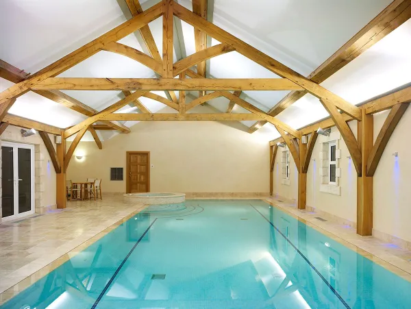 Piscina con azulejos efecto monocolor, colección Mix de Ezarri