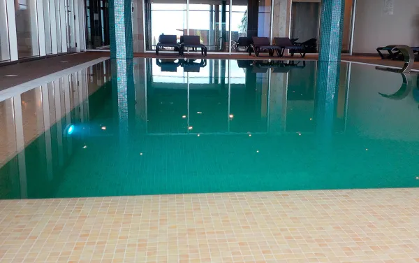 Piscina con azulejos efecto monocolor en tonos fríos, colección Mix de Ezarri