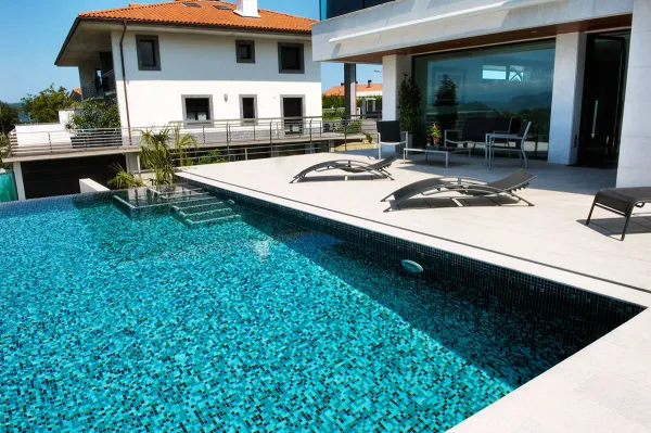 Piscina con azulejos efecto monocolor en tonos fríos, colección Mix de Ezarri