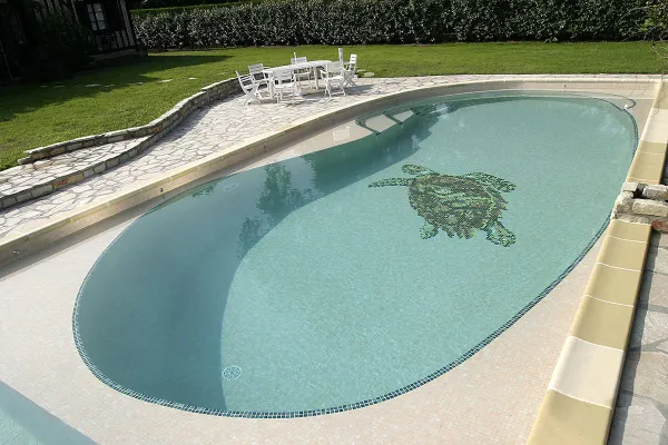 Piscina con azulejos efecto monocolor en tonos fríos, colección Mix de Ezarri