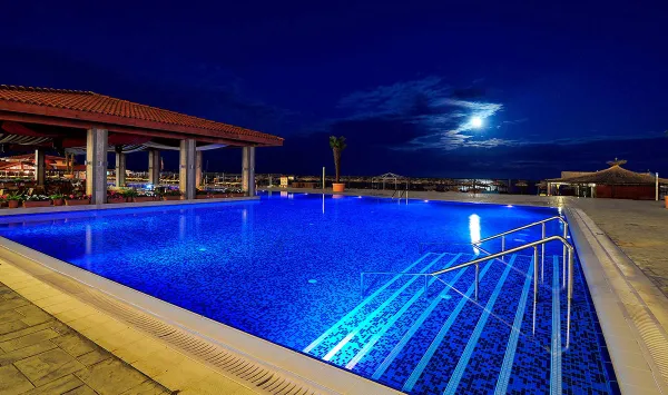 Piscina con azulejos efecto monocolor, colección Mix de Ezarri