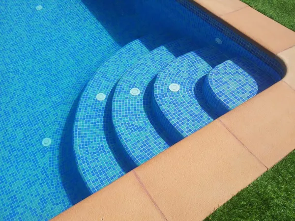 Piscina con azulejos efecto monocolor en tonos fríos, colección Mix de Ezarri