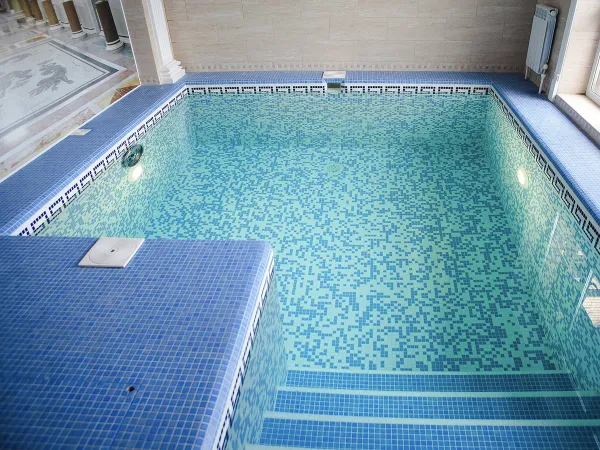 Piscina con azulejos efecto monocolor en tonos fríos, colección Mix de Ezarri