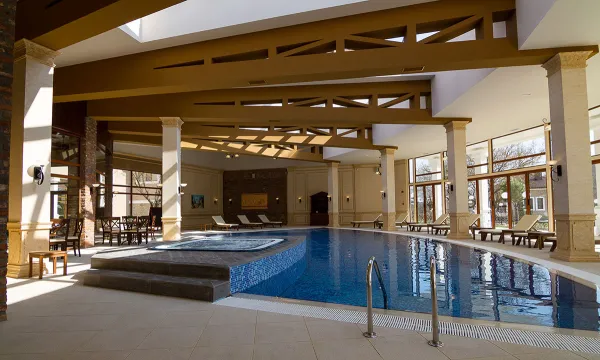 Piscina con azulejos efecto monocolor en tonos cálidos, colección Mix de Ezarri