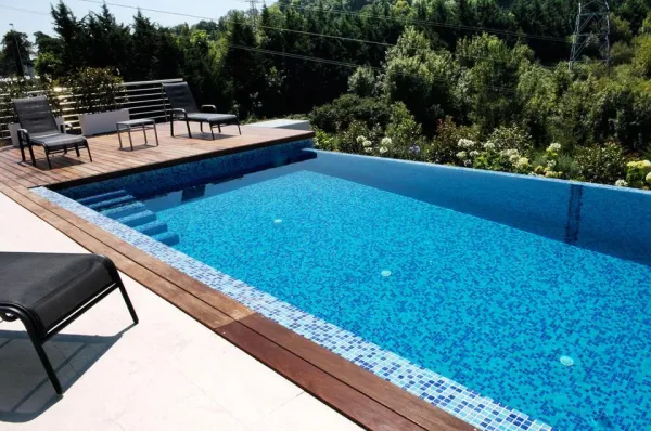 Piscina con azulejos efecto monocolor en tonos fríos, colección Mix de Ezarri