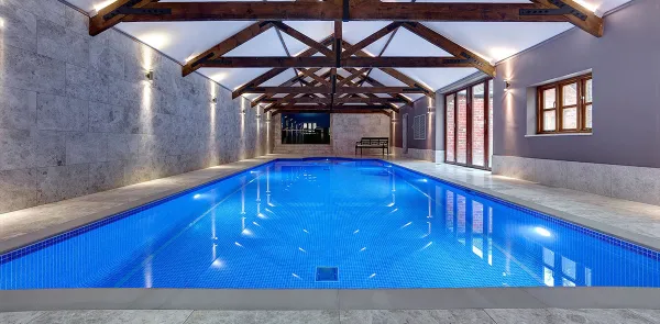 Piscina con azulejos efecto monocolor en tonos fríos, colección Niebla de Ezarri
