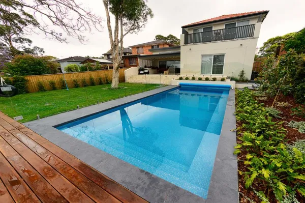 Piscina con azulejos efecto monocolor en tonos fríos, colección Niebla de Ezarri