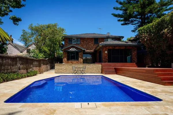 Piscina con azulejos efecto monocolor en tonos fríos, colección Niebla de Ezarri