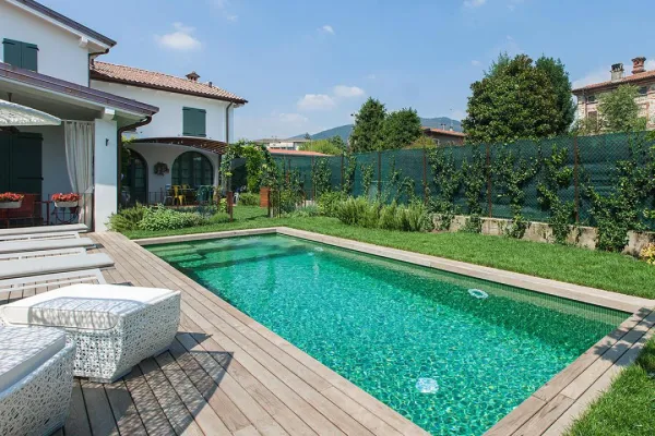 Piscina con azulejos efecto monocolor en tonos fríos, colección Niebla de Ezarri