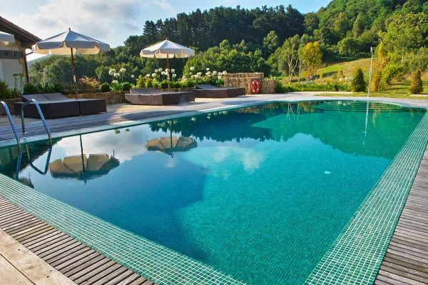 Piscina con azulejos efecto monocolor en tonos fríos, colección Niebla de Ezarri