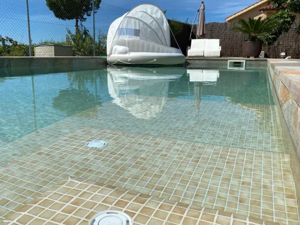Piscina con azulejos efecto monocolor en tonos fríos, colección Niebla de Ezarri