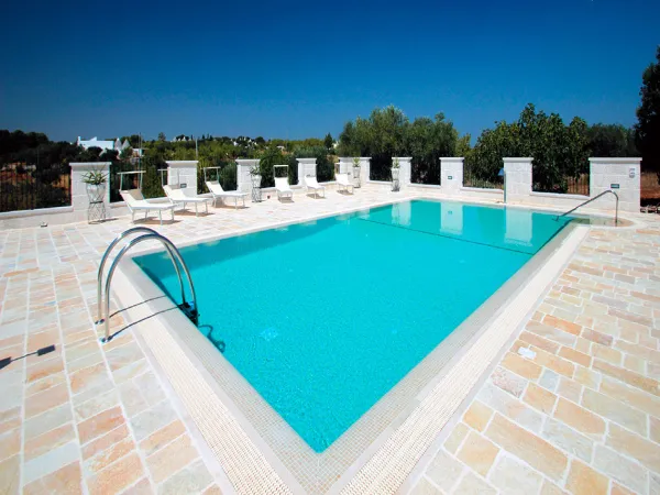Piscina con azulejos efecto monocolor en tonos fríos, colección Niebla de Ezarri