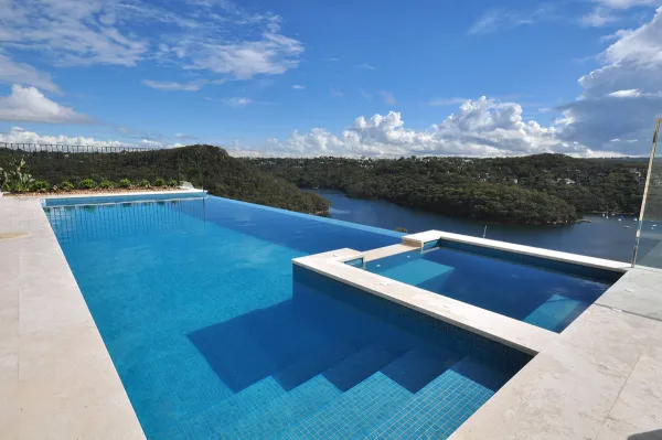 Piscina con azulejos efecto monocolor en tonos fríos, colección Niebla de Ezarri