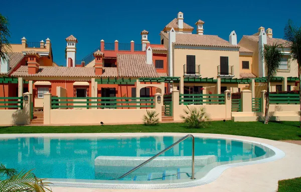Piscina con azulejos efecto monocolor en tonos fríos, colección Niebla de Ezarri