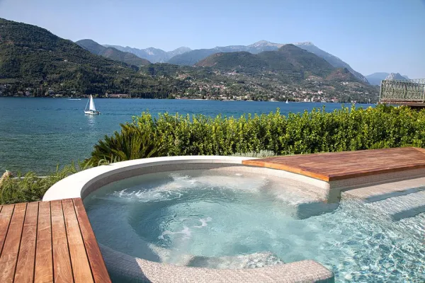 Piscina con azulejos efecto monocolor en tonos fríos, colección Niebla de Ezarri
