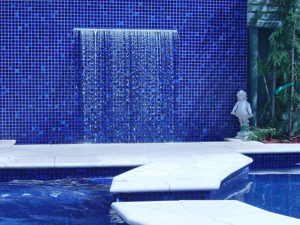 Piscina con azulejos efecto monocolor en tonos fríos, colección Niebla de Ezarri