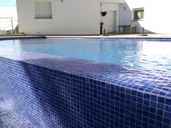Piscina con azulejos efecto monocolor en tonos fríos, colección Niebla de Ezarri