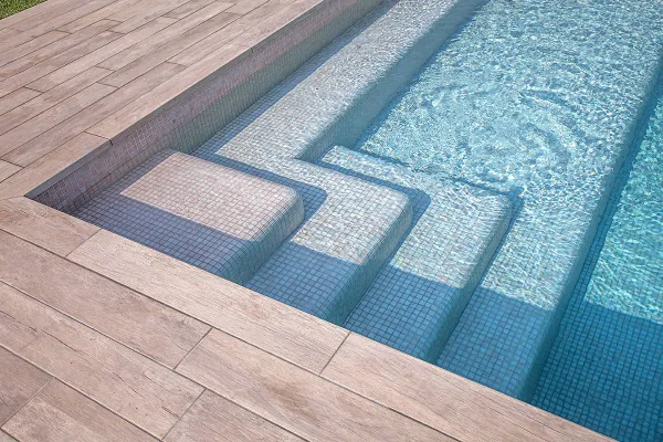 Piscina con azulejos efecto monocolor en tonos fríos, colección Niebla de Ezarri