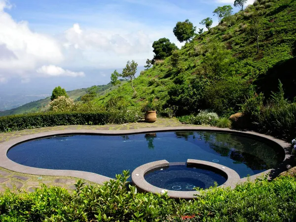 Piscina con azulejos efecto monocolor en tonos fríos, colección Niebla de Ezarri