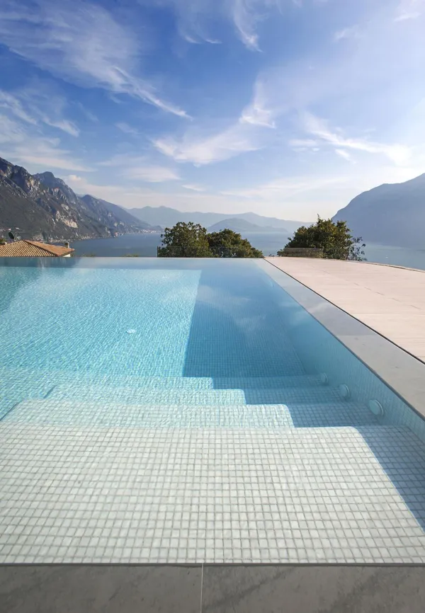 Piscina con azulejos efecto monocolor en tonos fríos, colección Niebla de Ezarri