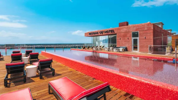 Piscina con azulejos efecto monocolor en tonos cálidos, colección Niebla de Ezarri