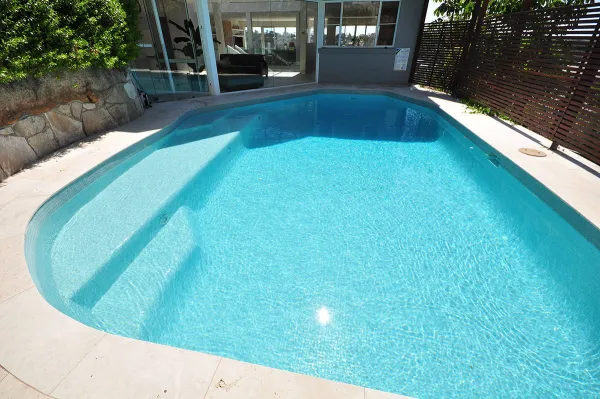 Piscina con azulejos efecto monocolor en tonos fríos, colección Niebla de Ezarri