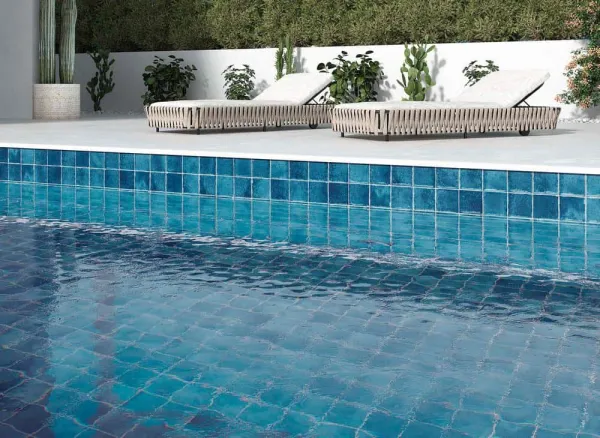 Piscina con azulejos efecto monocolor en tonos fríos, colección Nissel de Mayolica