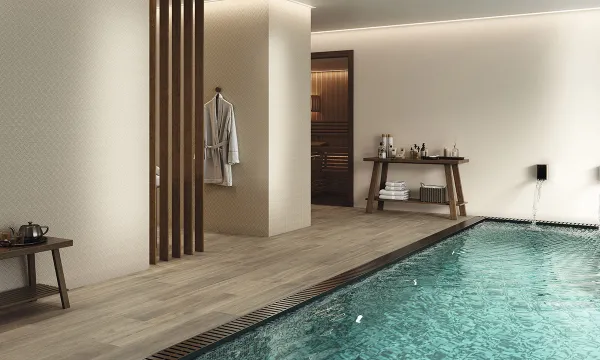 Piscina con azulejos efecto monocolor en tonos cálidos, colección Pearl de Fanal