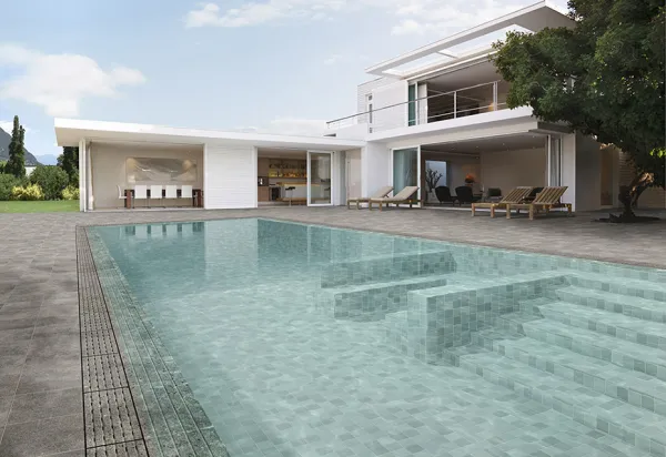 Piscina con azulejos efecto monocolor en tonos fríos, colección Pool de Natucer