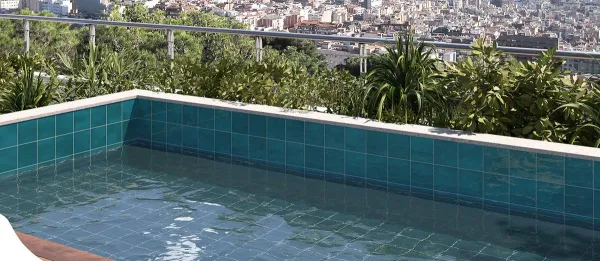Piscina con azulejos efecto monocolor en tonos fríos, colección Spa&pools de Equipe
