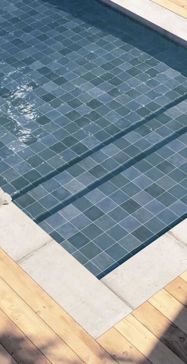 Piscina con azulejos efecto monocolor en tonos fríos, colección Spa&pools de Equipe