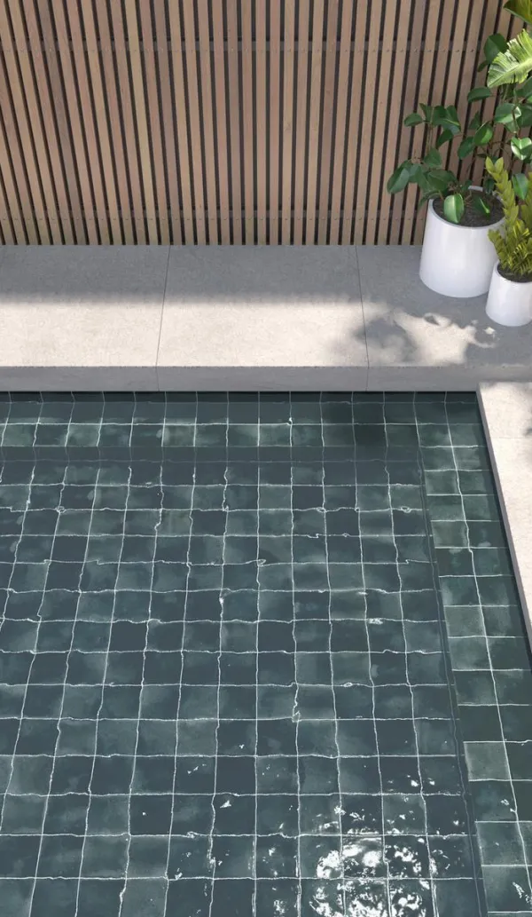 Piscina con azulejos efecto monocolor en tonos fríos, colección Spa&pools de Equipe