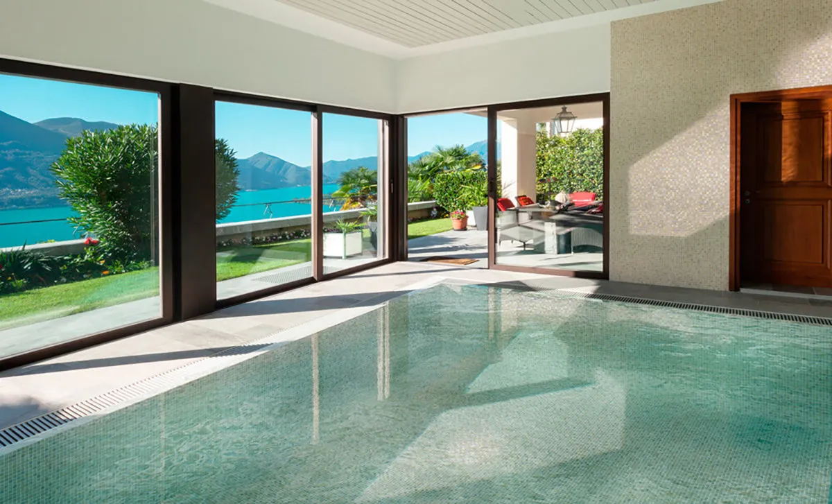 Piscina con azulejos efecto monocolor en tonos fríos, colección Spirit de Squamers