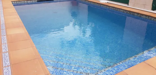 Piscina con azulejos efecto monocolor en tonos fríos, colección Spirit de Squamers
