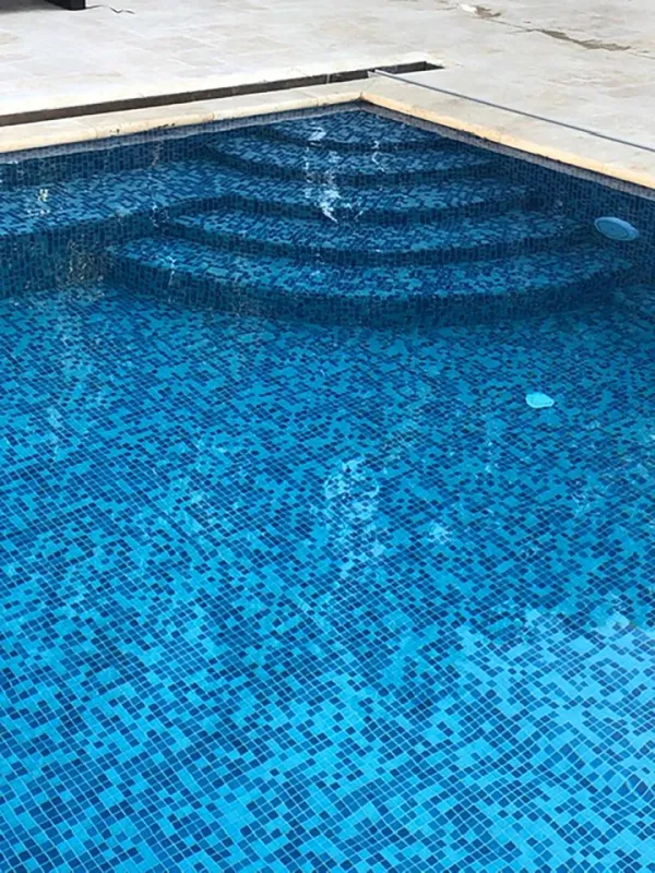 Piscina con azulejos efecto monocolor en tonos fríos, colección Spirit de Squamers