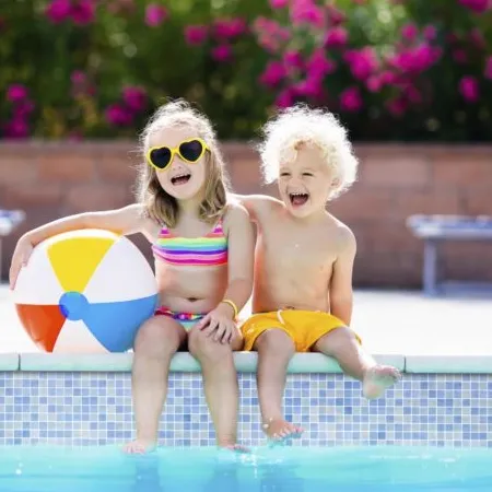 Piscina con azulejos efecto monocolor en tonos fríos, colección Spirit de Squamers