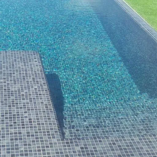 Piscina con azulejos efecto monocolor en tonos fríos, colección Spirit de Squamers