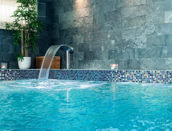 Piscina con azulejos efecto monocolor en tonos fríos, colección Spirit de Squamers