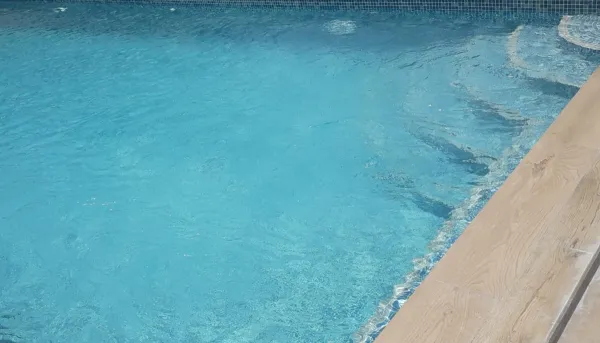 Piscina con azulejos efecto monocolor en tonos fríos, colección Spirit de Squamers