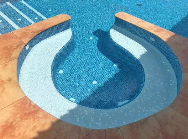 Piscina con azulejos efecto monocolor en tonos fríos, colección Spirit de Squamers