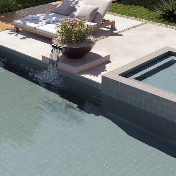 Piscina con azulejos efecto monocolor en tonos fríos, colección Stage de Equipe