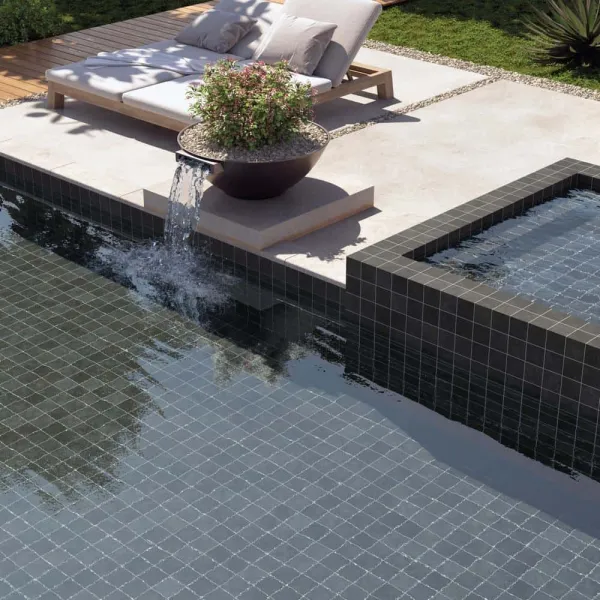 Piscina con azulejos efecto monocolor en tonos fríos, colección Stage de Equipe