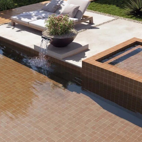 Piscina con azulejos efecto monocolor en tonos cálidos, colección Stage de Equipe