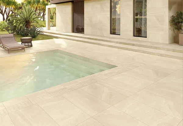 Piscina con azulejos efecto piedra en tonos cálidos, colección Alpes de Natucer